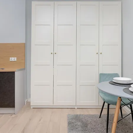 아파트 Cosy Near The Old Town By Renters