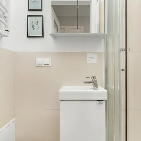 아파트 Cosy Near The Old Town By Renters